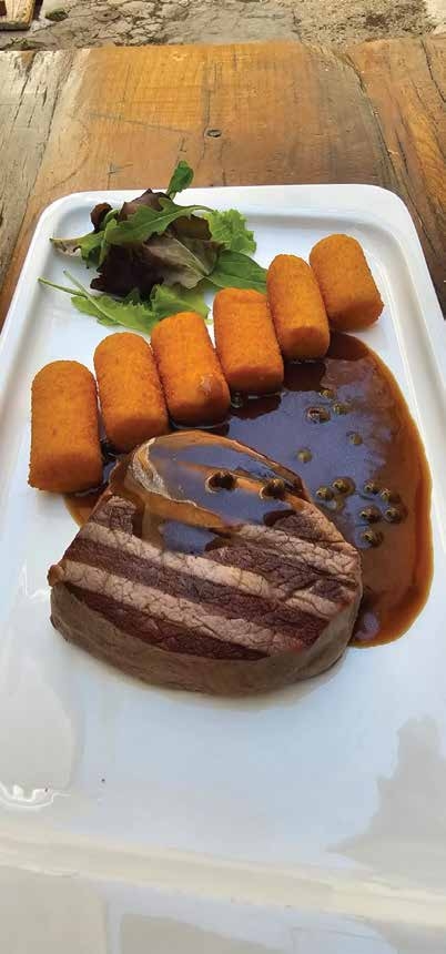Biftek u umaku od zelenog papra s kroketima
